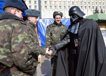 dark-vador-du-parti-uip-salue-des-soldats-ukrainiens