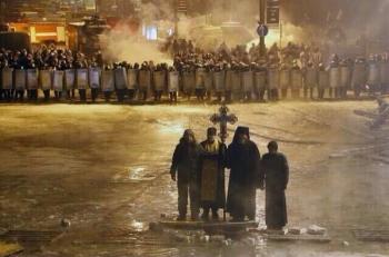 Kiev prêtres orthodoxes s'interposent